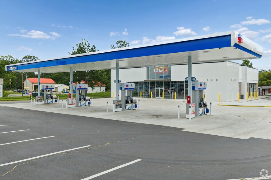 More Photos Of 715 W 4th St, Adel Service Station For Sale
