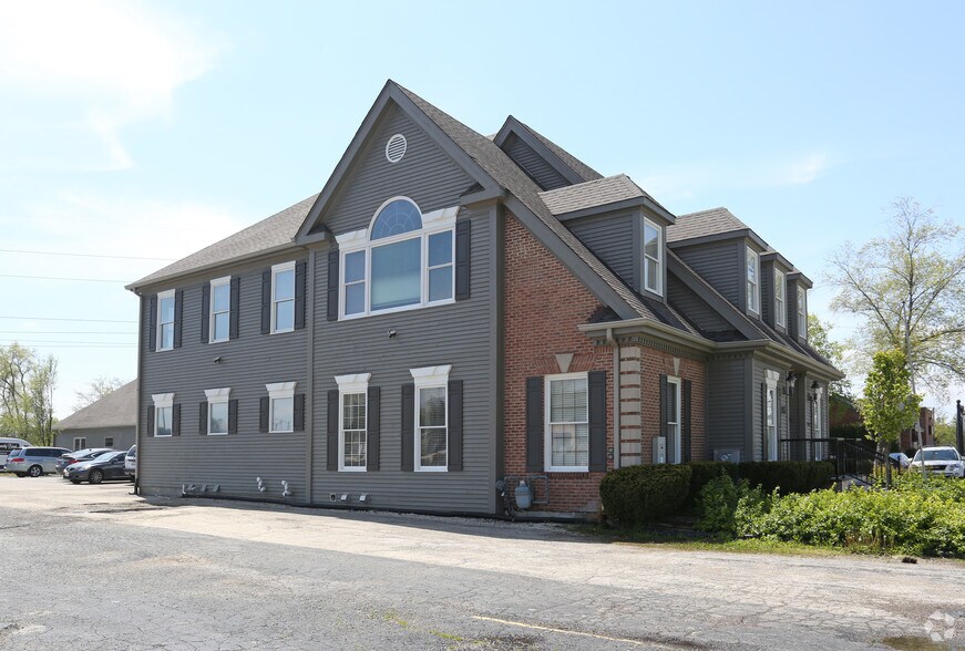 More Photos Of 509 W Old Northwest Highway, Barrington Office For Lease