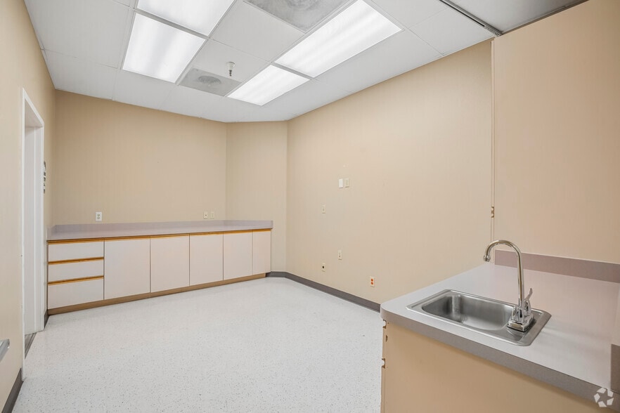 More Photos Of 3111 Professional Dr, Auburn Medical For Sale