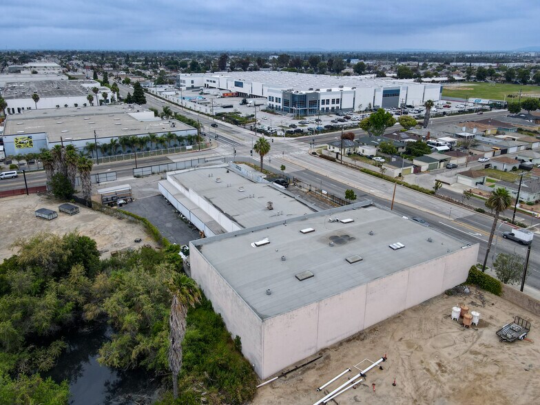 More Photos Of 13501 S Main St, Los Angeles Warehouse For Lease