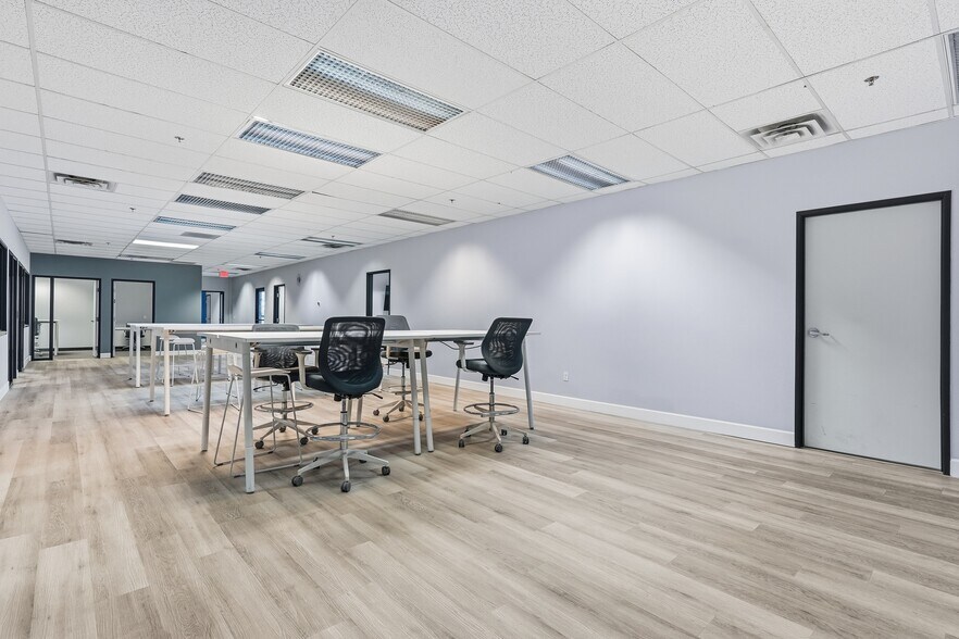 More Photos Of 3401 E Harbour Dr, Phoenix Light Manufacturing For Lease