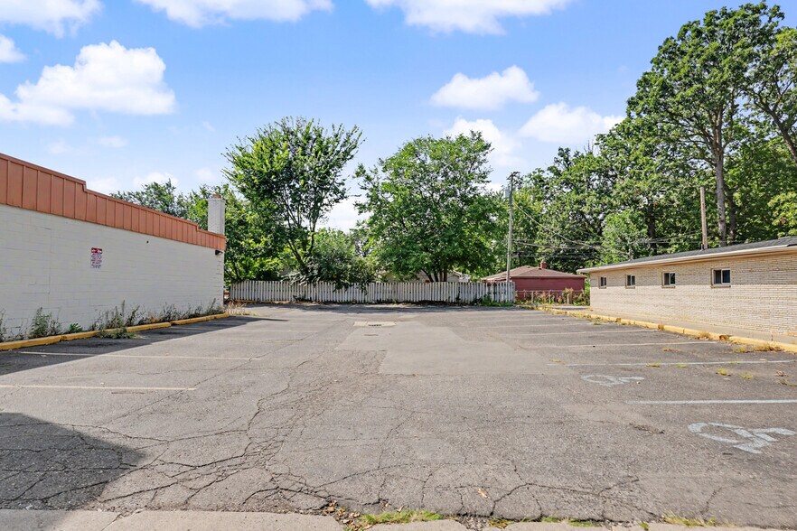 More Photos Of 22976 Outer Dr, Dearborn Flex For Lease