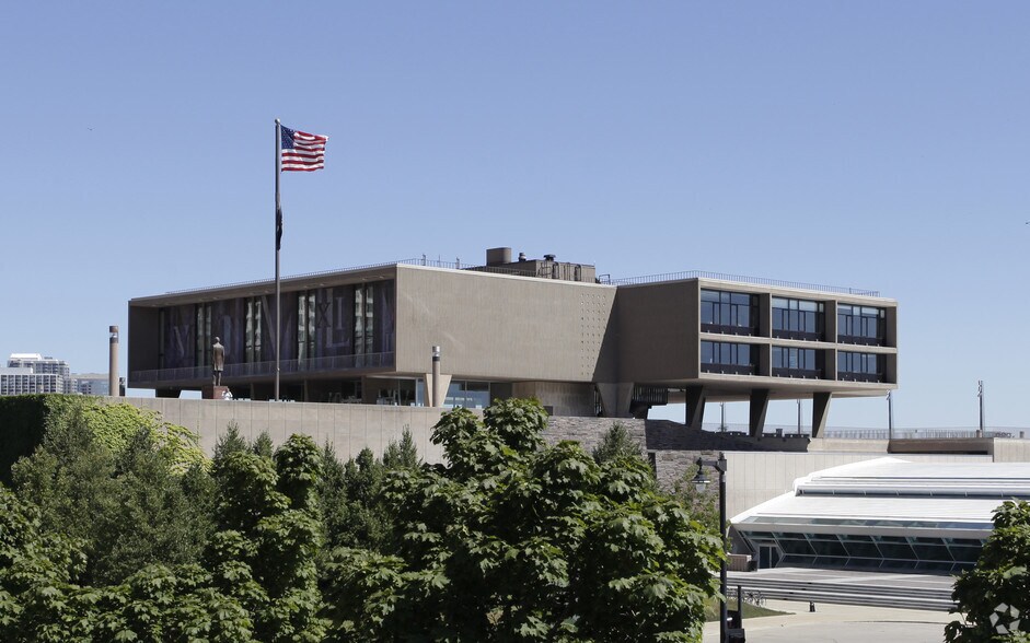 More Photos Of 750 N Lincoln Memorial Dr, Milwaukee Sports And Entertainment For Lease