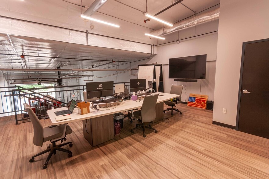 More Photos Of 7292 Greenridge Rd, Windsor Warehouse For Lease