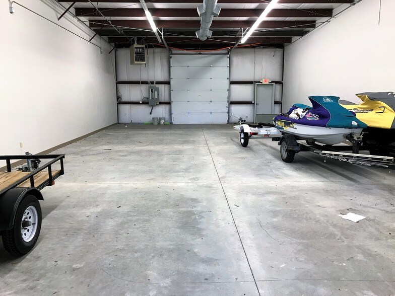More Photos Of 7330 W 33rd St, Wichita Flex For Lease