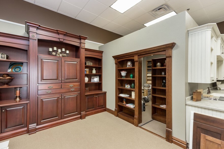 More Photos Of 801 62nd St, Marion Showroom For Sale