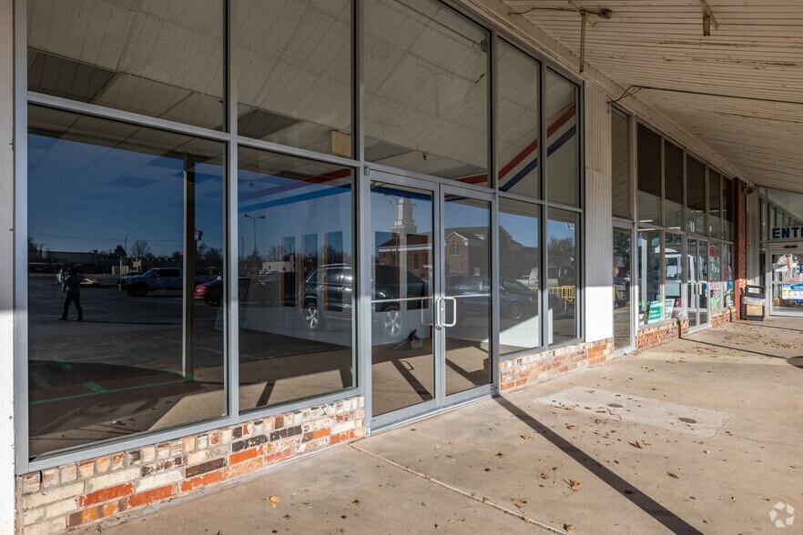 More Photos Of Westgate Center, Woodward Freestanding For Sale