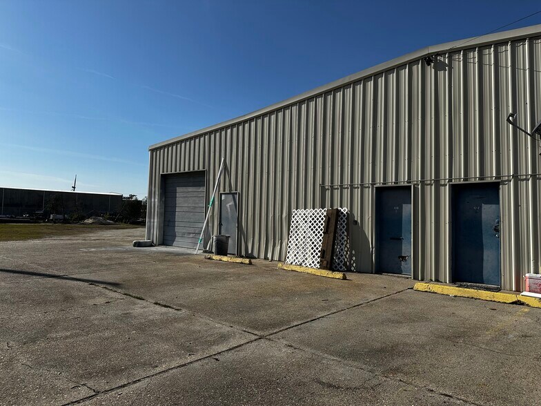 More Photos Of 35 26th St, Kenner Service For Lease