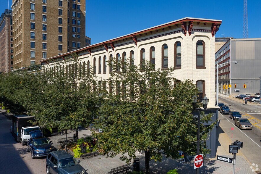 More Photos Of 40 Monroe Center St NW, Grand Rapids Storefront Retail Office For Lease