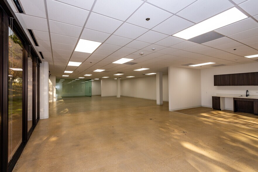 More Photos Of 104 Decker Ct, Irving Unknown For Lease