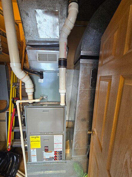 More Photos Of 1123 N 42nd St, Grand Forks Office For Sale