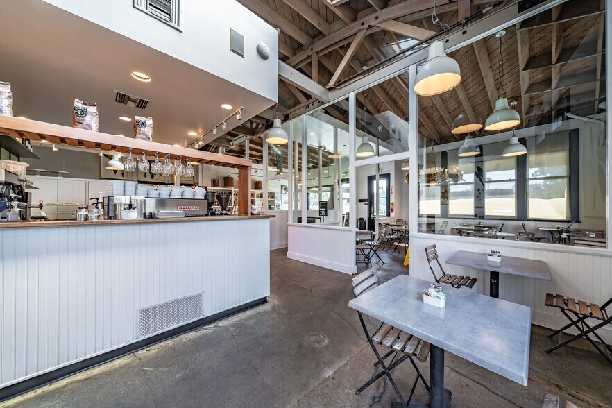 More Photos Of 3222 E Coast Hwy, Corona Del Mar General Retail For Lease