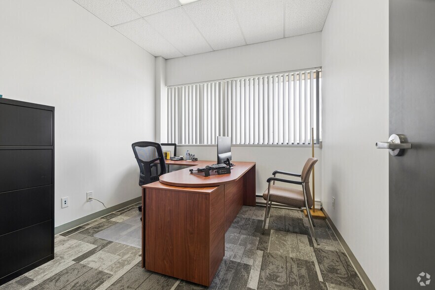 More Photos Of 1400 Av St-Jean-Baptiste, Québec Flex For Lease