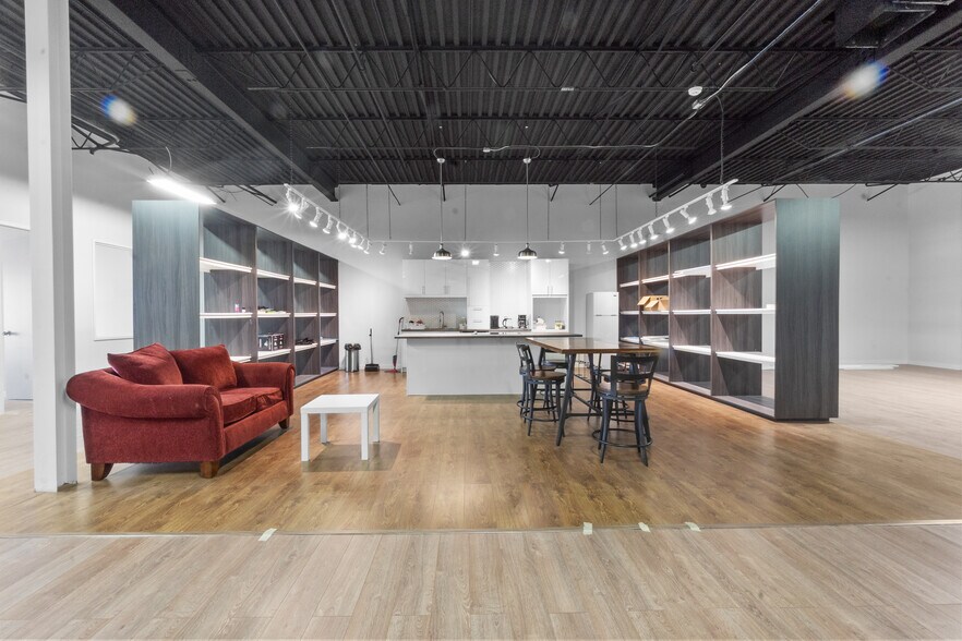 More Photos Of 609-649 Montée De Liesse, Saint-Laurent Warehouse For Sale