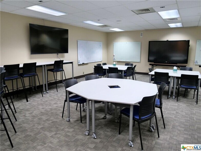 More Photos Of 1905 Leary Ln, Victoria Office For Sale