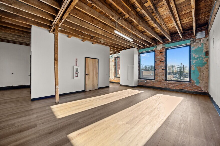 More Photos Of 207 S Garnett St, Henderson Flex For Lease