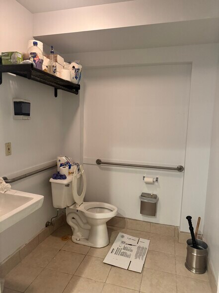 More Photos Of 8740 Cherry Ln, Laurel Light Manufacturing For Sale