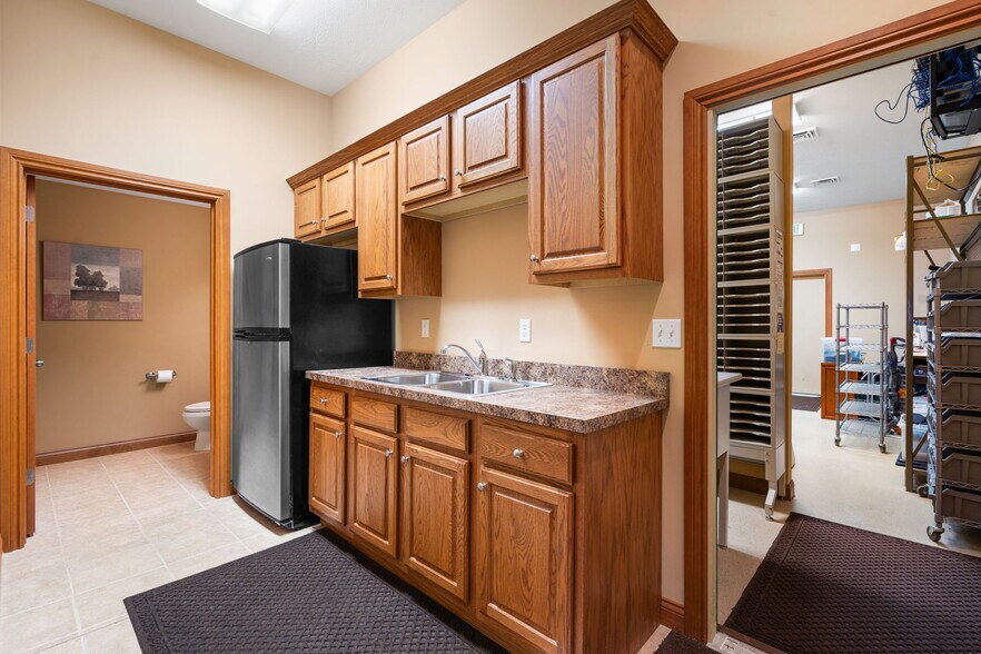 More Photos Of 2502 Beech St, Valparaiso Office For Sale