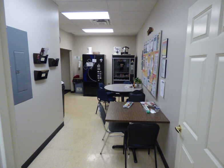 More Photos Of 8-20 Worthington Access Dr, Maryland Heights Flex For Lease