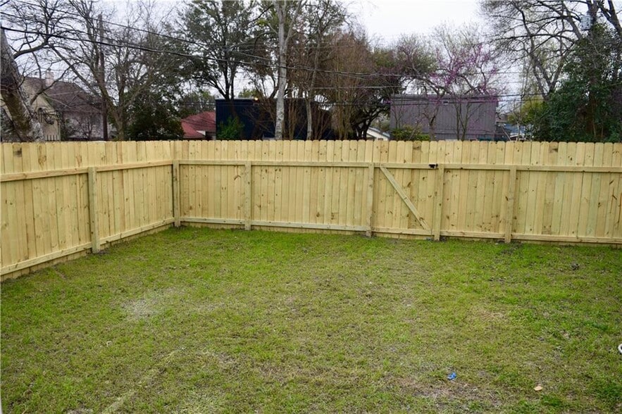 More Photos Of 607-611 Nelray Blvd, Austin Land For Sale
