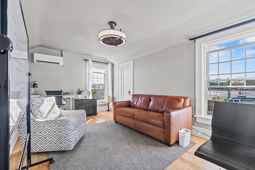 More Photos Of 2049 S Brentwood Blvd, Springfield Office For Sale