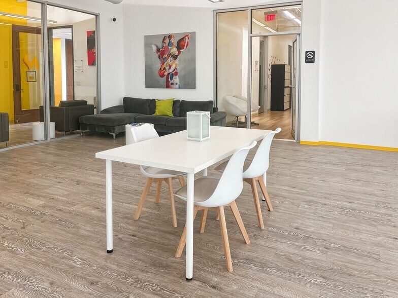 More Photos Of 8968-8998 Kirby Dr, Houston Coworking Space