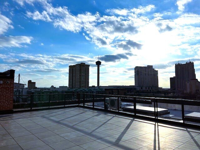 More Photos Of 1305 E Houston St, San Antonio Office For Lease