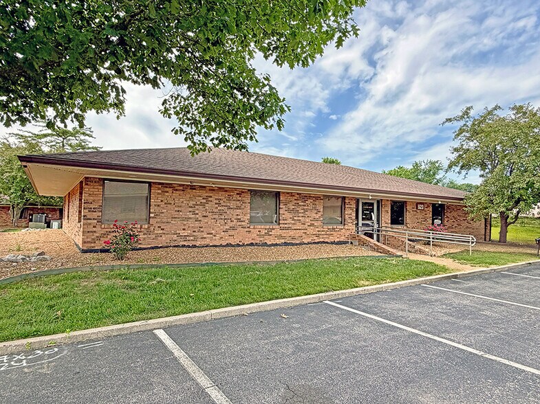 Primary Photo Of 2900 Frank Scott Pky W, Belleville Medical For Sale