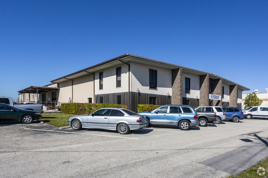More Photos Of 10880 Metro Pky, Fort Myers Warehouse For Lease