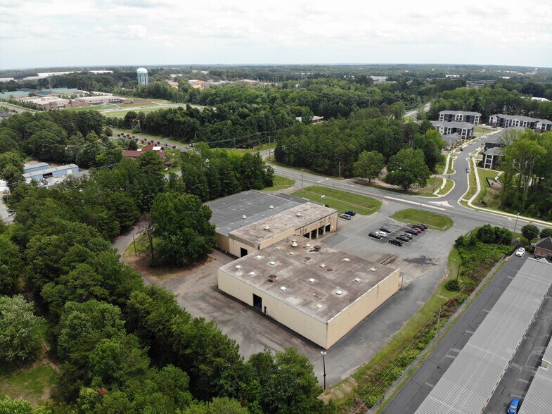 More Photos Of 11601 Hambright Rd, Huntersville Manufacturing For Lease