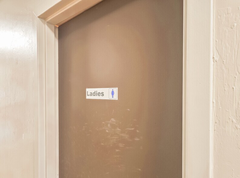 More Photos Of 401 S Ranchwood Blvd, Yukon Flex For Sale