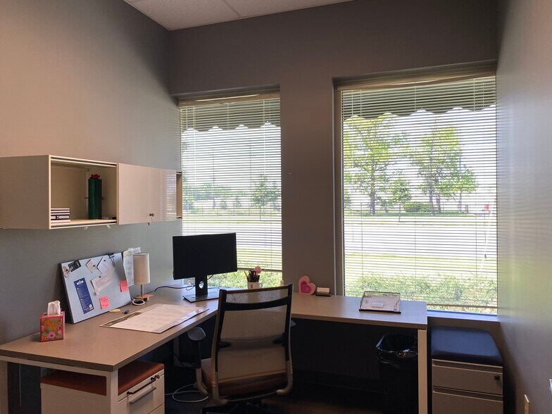 More Photos Of 4929 E 96th St, Indianapolis Office For Sale