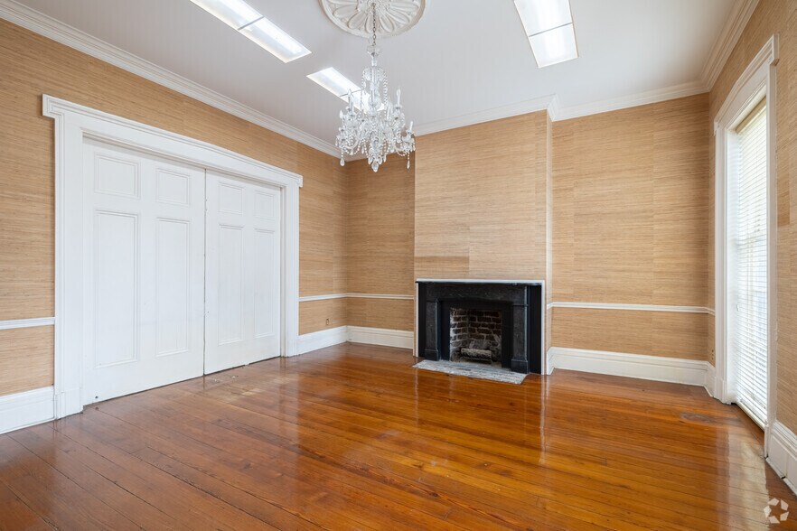 More Photos Of 120-124 W Liberty St, Savannah Office Residential For Sale