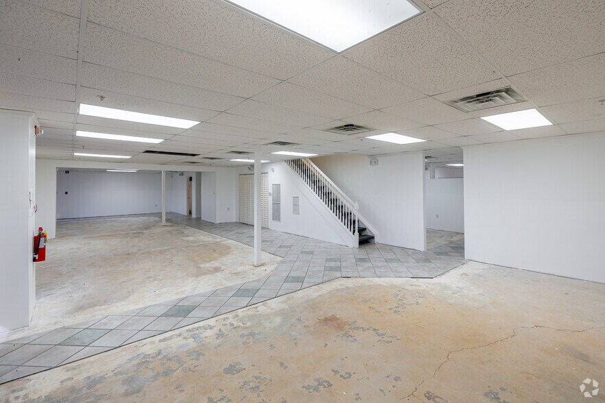More Photos Of 2221 Corporation Blvd, Naples Light Manufacturing For Sale