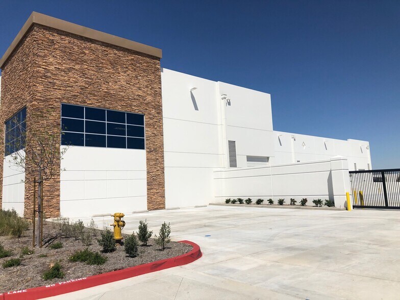 More Photos Of 212 Markham St, Perris Warehouse For Lease