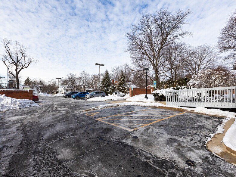 More Photos Of 301 W Roosevelt Rd, Wheaton Office For Lease