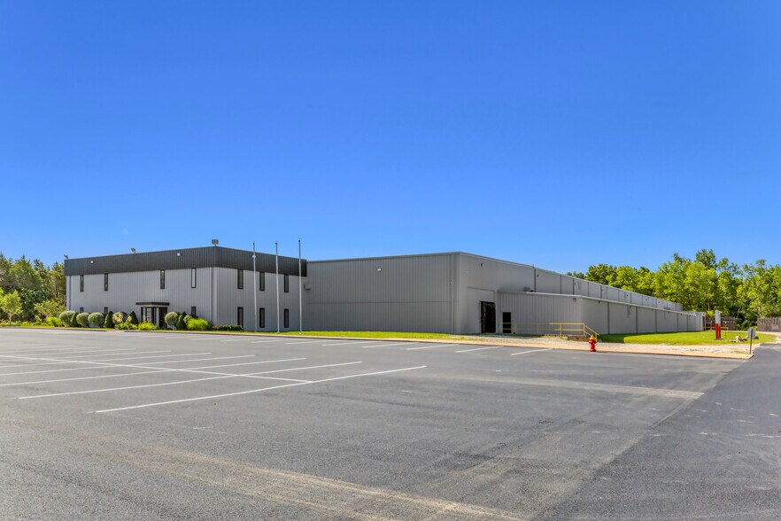 Primary Photo Of 1402 E Veterans Memorial Pky, Truesdale Manufacturing For Sale