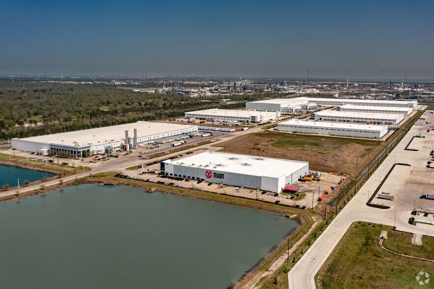 More Photos Of 10591 Red Bluff Rd, Pasadena Warehouse For Lease
