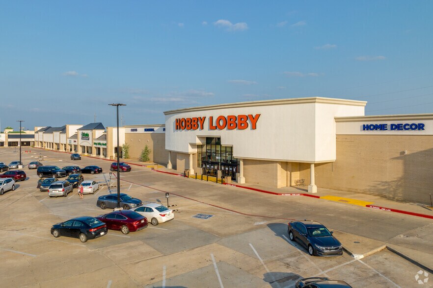 More Photos Of 8255 N Rockwell Ave, Oklahoma City Unknown For Lease