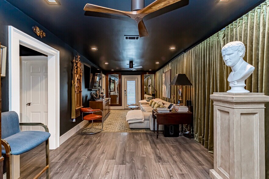 More Photos Of 545-555 S Foster Dr, Baton Rouge General Retail For Sale