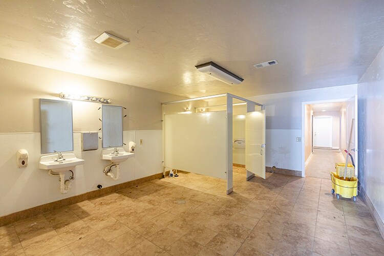 More Photos Of 2414 16th St, Sacramento Office For Sale