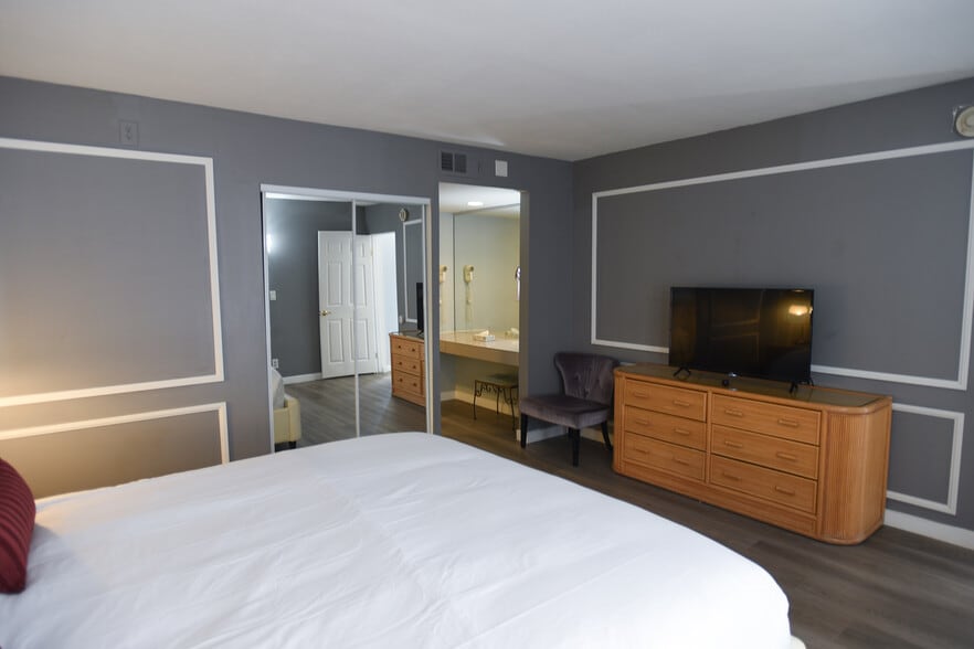 More Photos Of 2330 N Palm Canyon Dr, Palm Springs Hotel For Sale