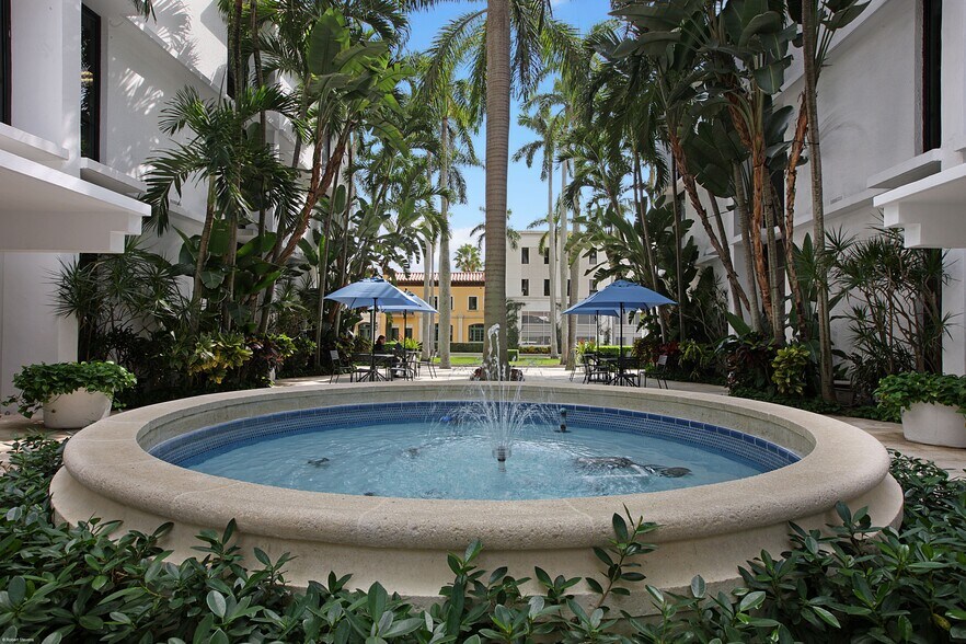More Photos Of 251A Royal Palm Way, Palm Beach Parking Garage For Lease