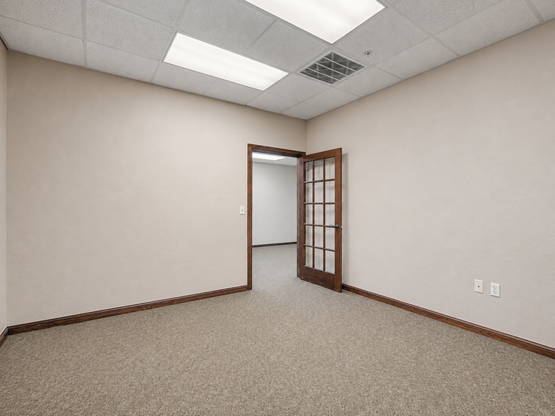 More Photos Of 16301-16305 N May Ave, Edmond Office For Lease