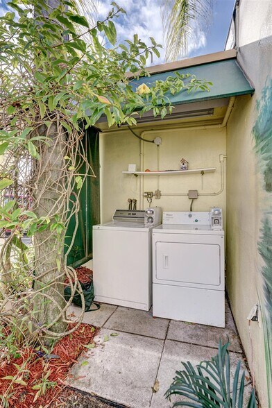 More Photos Of 1064 Broadway, Dunedin Hotel For Sale