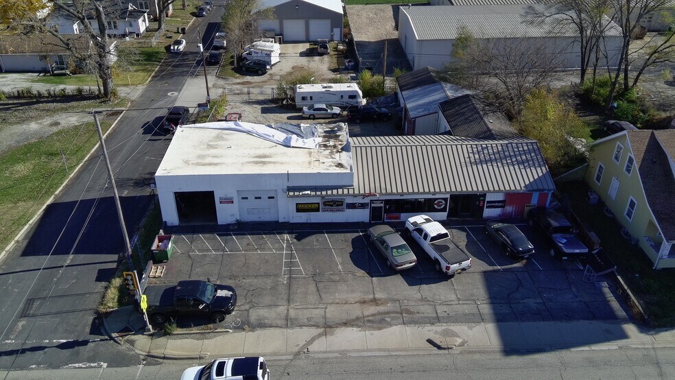 More Photos Of 600 S McKinley St, Bartonville Light Distribution For Sale