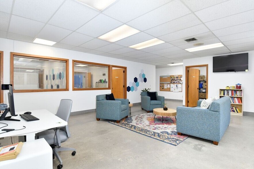More Photos Of 10610 SE Washington St, Portland Office Residential For Lease