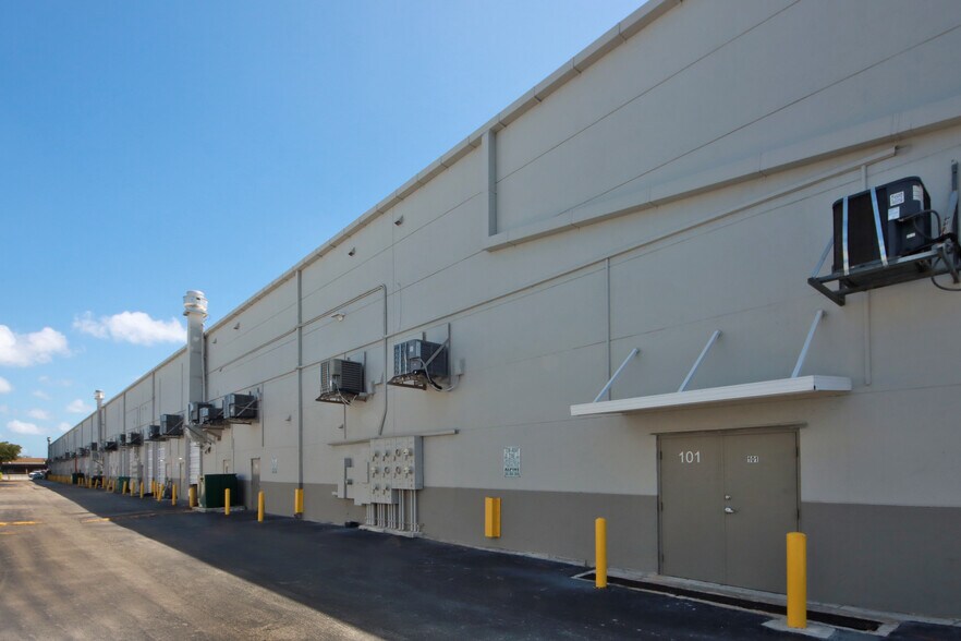 More Photos Of 3399 NW 72nd Ave, Miami Light Distribution For Lease