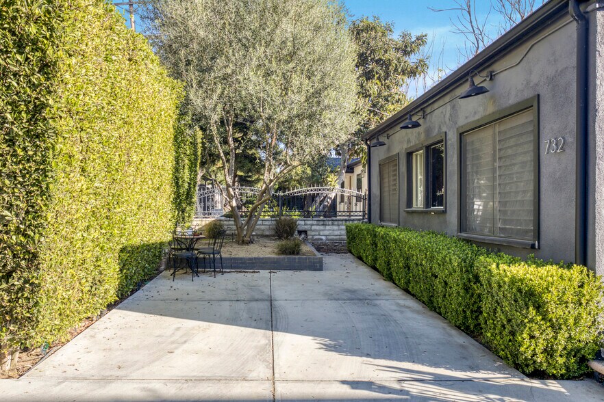 More Photos Of 732 Robinson St, Los Angeles Apartments For Sale