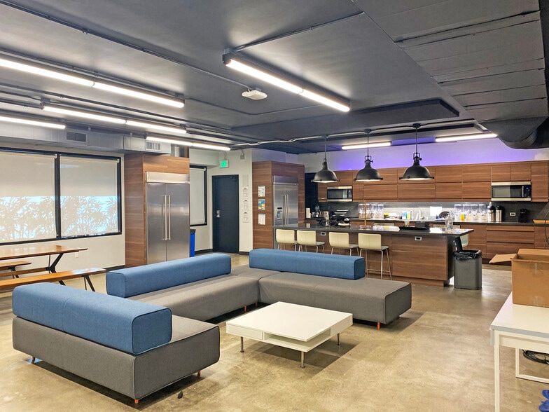 More Photos Of 14958 Ventura Blvd, Sherman Oaks Office For Lease